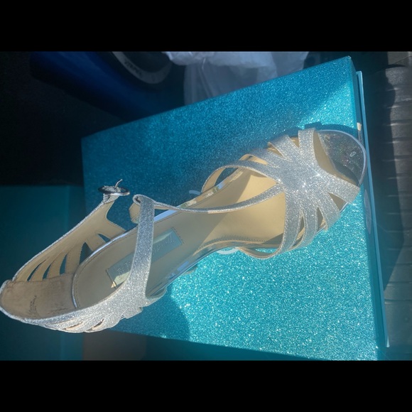 Heels - Picture 2 of 4